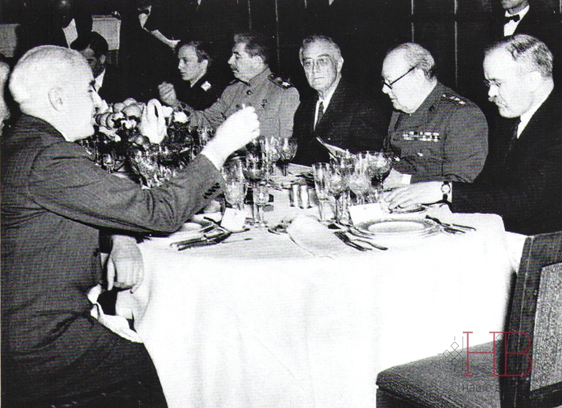 Официальный обед, который дал Сталин во время Ялтинской конференции 1945 г. Гостям были предложены коллекционные вина Массандры