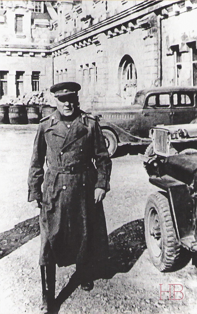 К.Е.Ворошилов возле Главного Массандровского подвала, 1944 год