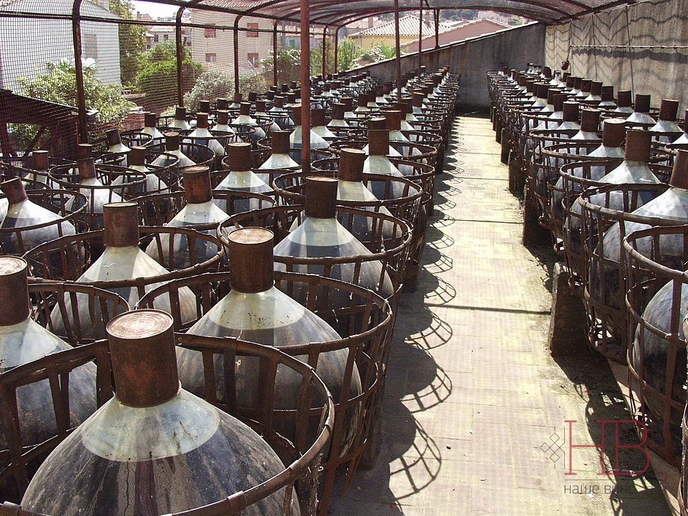 В Банюльсе (Лангедок-Русильон) выдерживают вина под солнцем в стекляных бутылях